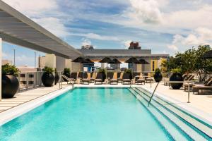 A piscina localizada em Kimpton Angler’s Hotel South Beach by IHG ou nos arredores