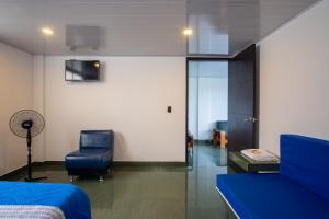 a living room with a blue couch and a chair at Terrazas De Baltimoores in San Joaquín