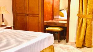 Cama o camas de una habitación en Rotana Hotel