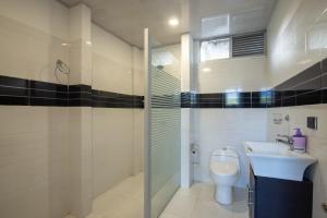a bathroom with a shower and a toilet and a sink at Terrazas De Baltimoores in San Joaquín +15 photos