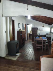 uma sala de estar com uma cozinha e uma sala de jantar em Piccolo Paradiso em La Pedrera