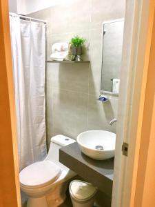 a bathroom with a toilet and a sink at Nivial in Tacna