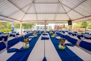 a group of blue and white chairs under a tent at Terrazas De Baltimoores in San Joaquín