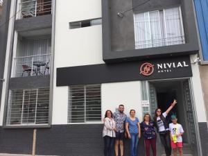 un grupo de personas de pie en frente de un edificio en Nivial, en Tacna