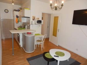 a small kitchen with a table and chairs in a room at Agréable appartement 2 pieces a forbach avec Garage fermé - check in autonome in Forbach