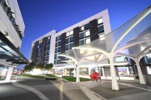 Bangunan di mana terletaknya aparthotel ini