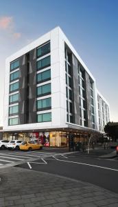 Bangunan di mana terletaknya aparthotel ini