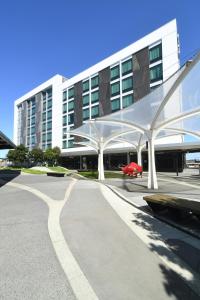 Bangunan di mana terletaknya aparthotel ini