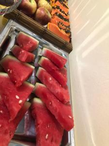 ein Tablett mit Wassermelone und anderen Früchten auf dem Tisch in der Unterkunft Pousada do sol in Torres
