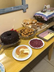 eine Theke mit verschiedenen Arten von Gebäck und Kuchen in der Unterkunft Pousada do sol in Torres