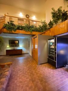 un hall vide avec un escalier et des plantes dans l'établissement Stoco Lake Lodge, à Tweed