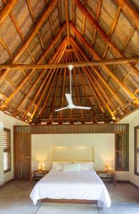 1 dormitorio con cama y techo de madera en Senda Koguiwa en El Zaino
