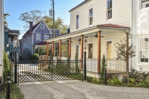 una cerca negra frente a una casa blanca en The Charlestonian en Charleston