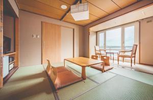 Svetainės erdvė apgyvendinimo įstaigoje Toyako Manseikaku Hotel Lakeside Terrace