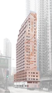 un grand bâtiment avec un panneau sur son côté dans l'établissement the Figo, à Hong Kong
