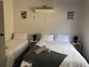 a bedroom with two beds and a basketball hoop at Koonwarra Holiday Park in Lakes Entrance +117 photos
