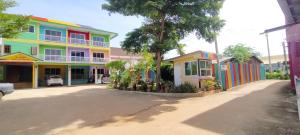 una calle en una ciudad con edificios coloridos en Rueangsrisiri Guesthouse 2, en Sukhothai