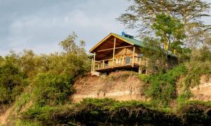 una casa al lado de una colina en Honeymoon Hut en Naivasha