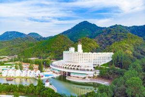 丸亀市にある大江戸温泉物語 ホテルレオマの森の山々を背景にしたホテルの空中ビュー
