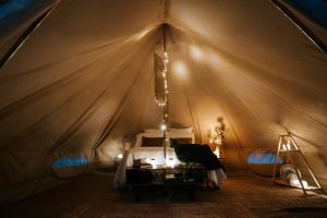 een slaapkamer met een bed in een tent bij Mansfield Glamping - ADULTS ONLY in Mansfield