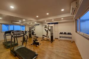 Das Fitnesscenter und/oder die Fitnesseinrichtungen in der Unterkunft Dwarkadhish Lords Eco Inn