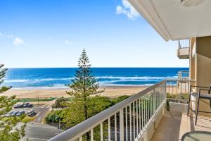 uma varanda com vista para a praia em Narrowneck Court Holiday Apartments em Gold Coast