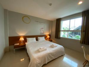 Un pat sau paturi într-o cameră la CHERN Bangkok