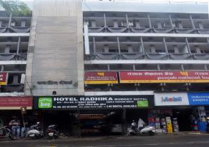 un edificio con motocicletas estacionadas frente a él en Hotel Radhika Pune, en Pune