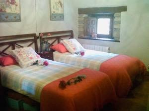 two beds sitting next to each other in a bedroom at Casa Mayor in Gordexola