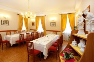 A restaurant or other place to eat at Garda Family House