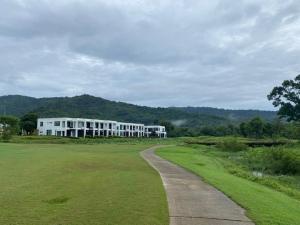 Ban Som Phung Haeng (1)The Midst by The M - Nakhon Nayok TMD4的通往田野上白色建筑的道路