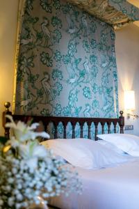 A bed or beds in a room at Parador de Jarandilla de la Vera