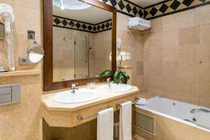 A bathroom at Parador de Jarandilla de la Vera