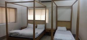 Säng eller sängar i ett rum på Matha Forest Resort - A unit of Pearltree Hotels and Resorts Private Limited