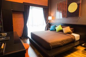 Un dormitorio con una cama con almohadas de colores. en Third Rock Hostel, en Bangkok