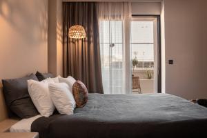 Postel nebo postele na pokoji v ubytování More Meni City Beach Rhodes