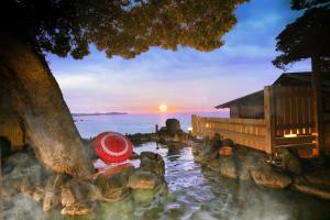 un frisbee rojo en el agua junto a una playa en Ooedo Onsen Monogatari Hotel Suiyotei en Atami