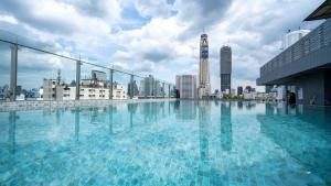 ein großer Pool auf einem Gebäude in der Unterkunft Pannarai Hotel Bangkok in Bangkok