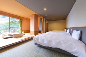 Letto o letti in una camera di Ooedo Onsen Monogatari Hotel Suiyotei