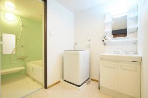 京都市にあるKuromon Houseの洗面台と冷蔵庫を備えた小さなバスルーム +25枚の写真