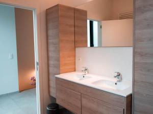 La salle de bains est pourvue d'un lavabo et d'un miroir. dans l'établissement Smartflats - Diamant Antwerp, à Anvers