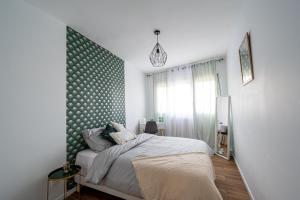 Tempat tidur dalam kamar di Le Grand Drancy - 3 chambres - tout équipé