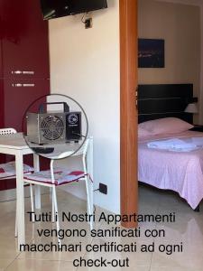 ナポリにあるCasa Luciaのベッドルーム(ラジオ付きのテーブル付)
