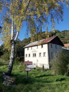 una señal frente a un edificio blanco en Dom Gościnny Tatra Nova, en Długopole-Zdrój