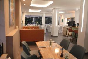 un restaurante con mesas y sillas y un comedor en zeitlos Hotel und Restaurant am Fuchsbach en Pattensen