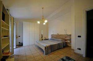 Postel nebo postele na pokoji v ubytování A La vue chambre BAGNO CONDIVISO SHARED BOTH2piano no lift no navetta a pagamento aria condizionata ed extra bed 3 MINUTI A PIEDI DA BUS PER FIERA DI ROMA
