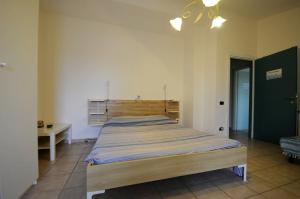 Postel nebo postele na pokoji v ubytování A La vue chambre BAGNO CONDIVISO SHARED BOTH2piano no lift no navetta a pagamento aria condizionata ed extra bed 3 MINUTI A PIEDI DA BUS PER FIERA DI ROMA