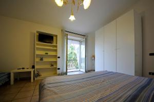 sypialnia z łóżkiem, telewizorem i oknem w obiekcie A La vue chambre BAGNO CONDIVISO SHARED BOTH2piano no lift no navetta a pagamento aria condizionata ed extra bed 3 MINUTI A PIEDI DA BUS PER FIERA DI ROMA w mieście Fiumicino +37 zdjęć