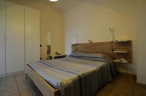 sypialnia z dużym łóżkiem z drewnianym zagłówkiem w obiekcie A La vue chambre BAGNO CONDIVISO SHARED BOTH2piano no lift no navetta a pagamento aria condizionata ed extra bed 3 MINUTI A PIEDI DA BUS PER FIERA DI ROMA w mieście Fiumicino