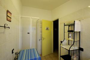 Koupelna v ubytování A La vue chambre BAGNO CONDIVISO SHARED BOTH2piano no lift no navetta a pagamento aria condizionata ed extra bed 3 MINUTI A PIEDI DA BUS PER FIERA DI ROMA